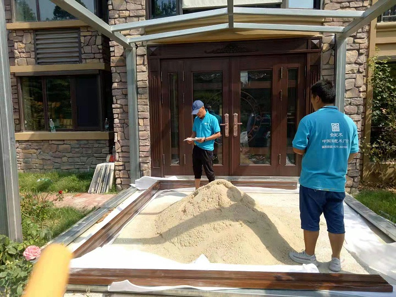 鋁包木門窗安裝現(xiàn)場